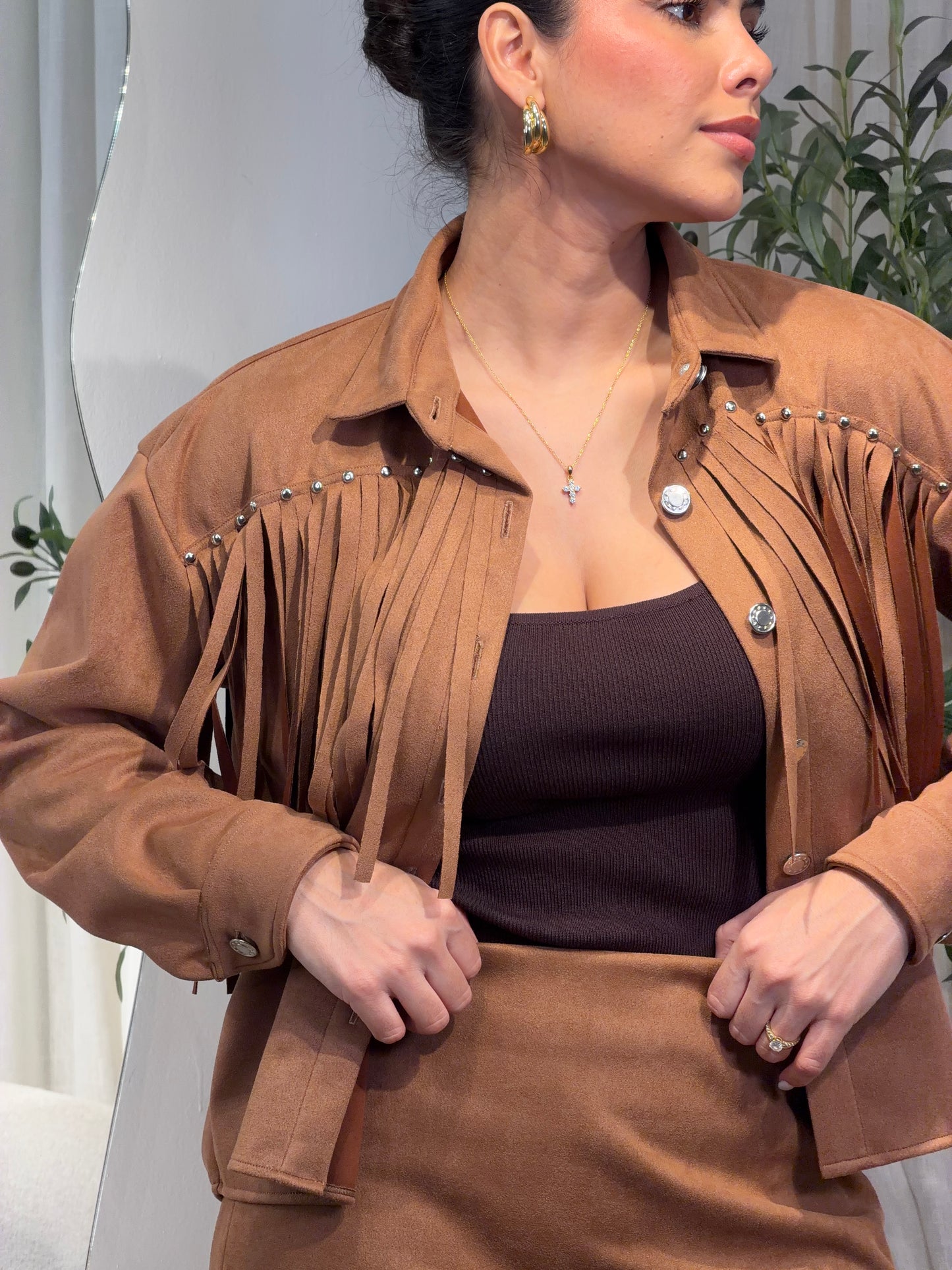 Camisa Gamuza Flecos con Tachas Tierra